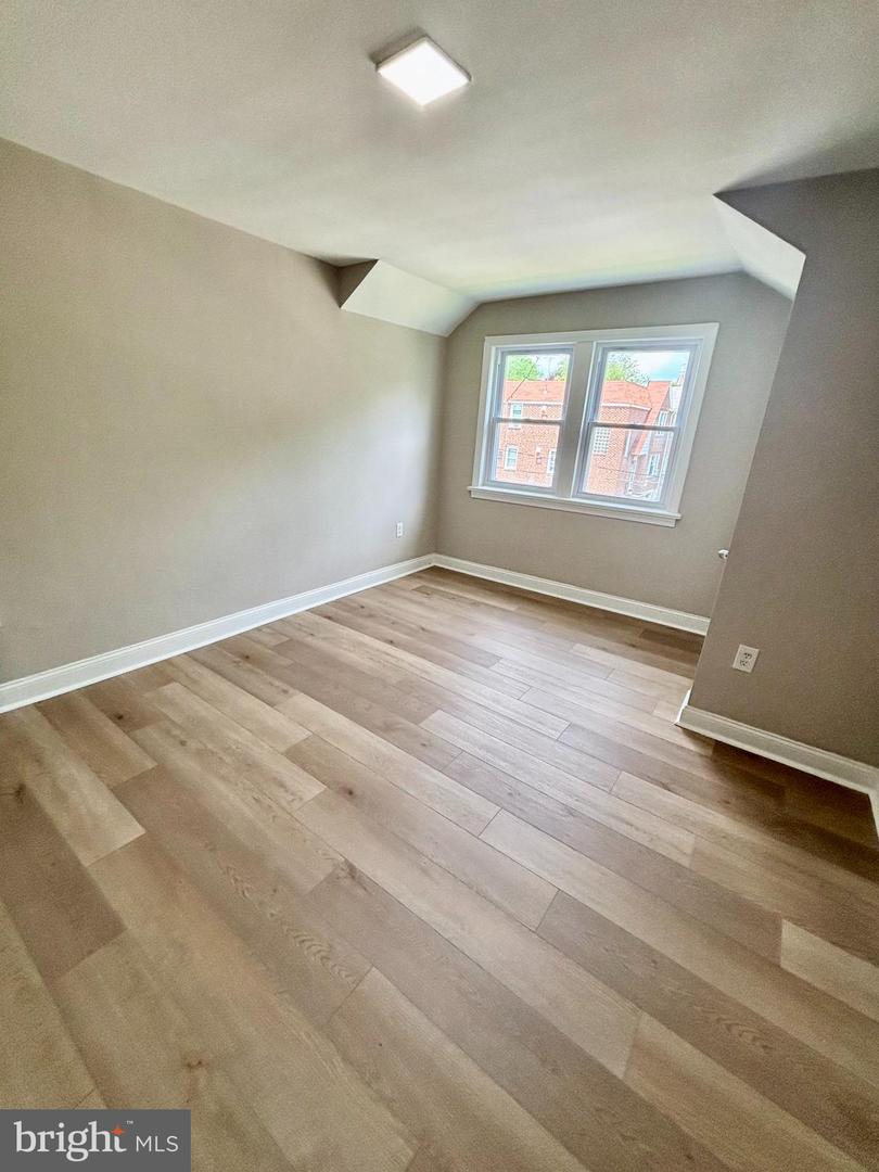6828 Oxford Ave #2nd Floor Property Photo 14