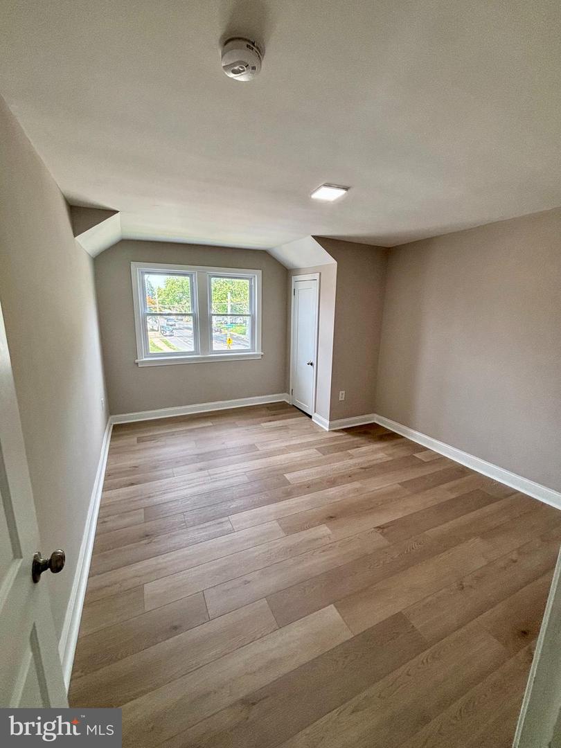 6828 Oxford Ave #2nd Floor Property Photo 16