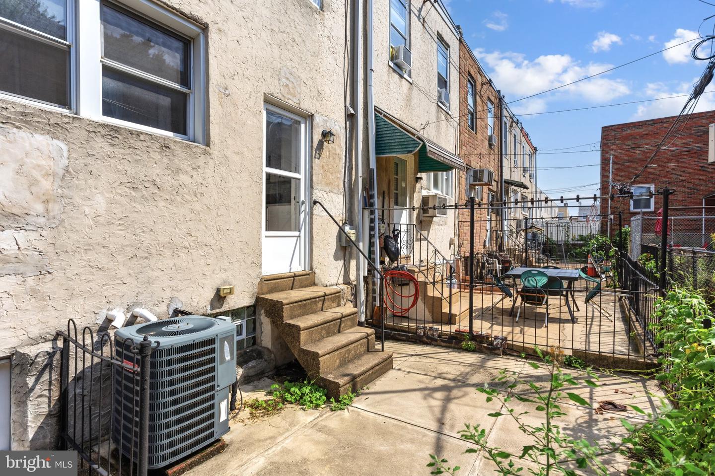 2965 Livingston St Property Photo 15