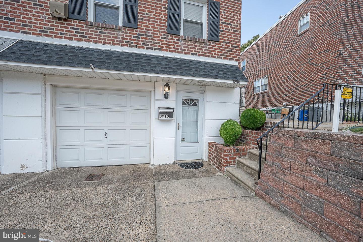 8910 Sylvia Ln Property Photo 3
