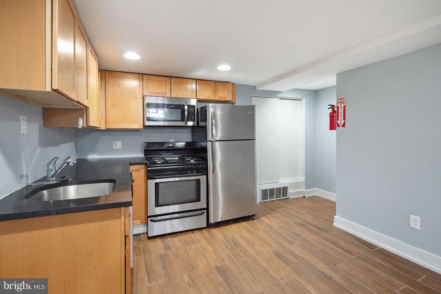 2351 Christian St #b Property Photo 4