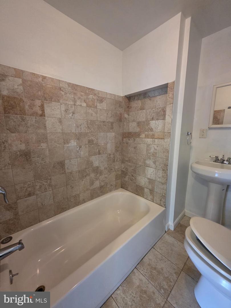 38 N 40th St #1f Property Photo 6