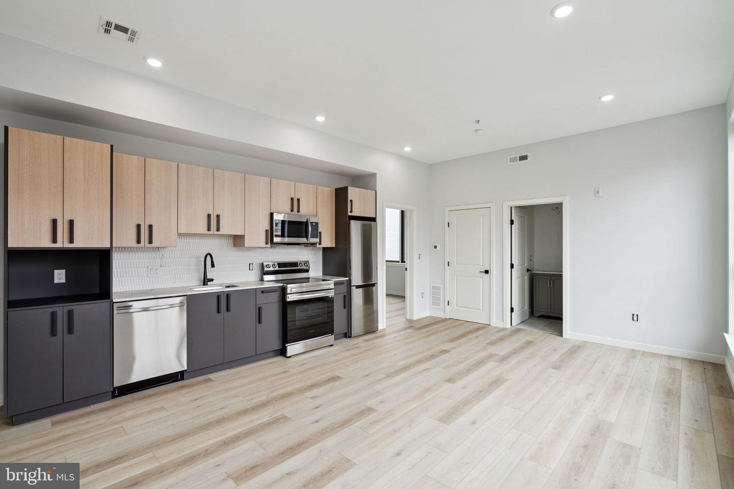 1112-16 E Berks St #303 Property Photo 3