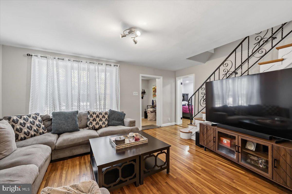 914 Longshore Ave Property Photo 2