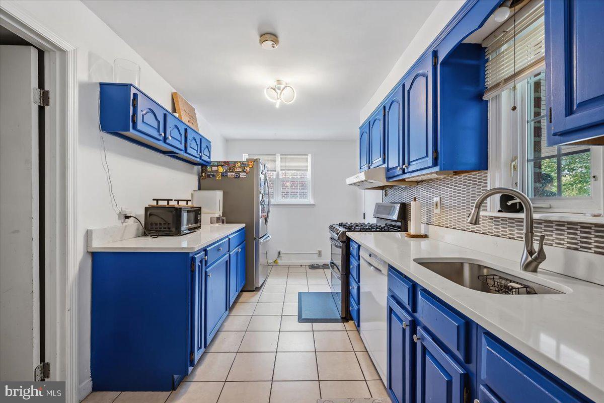914 Longshore Ave Property Photo 4