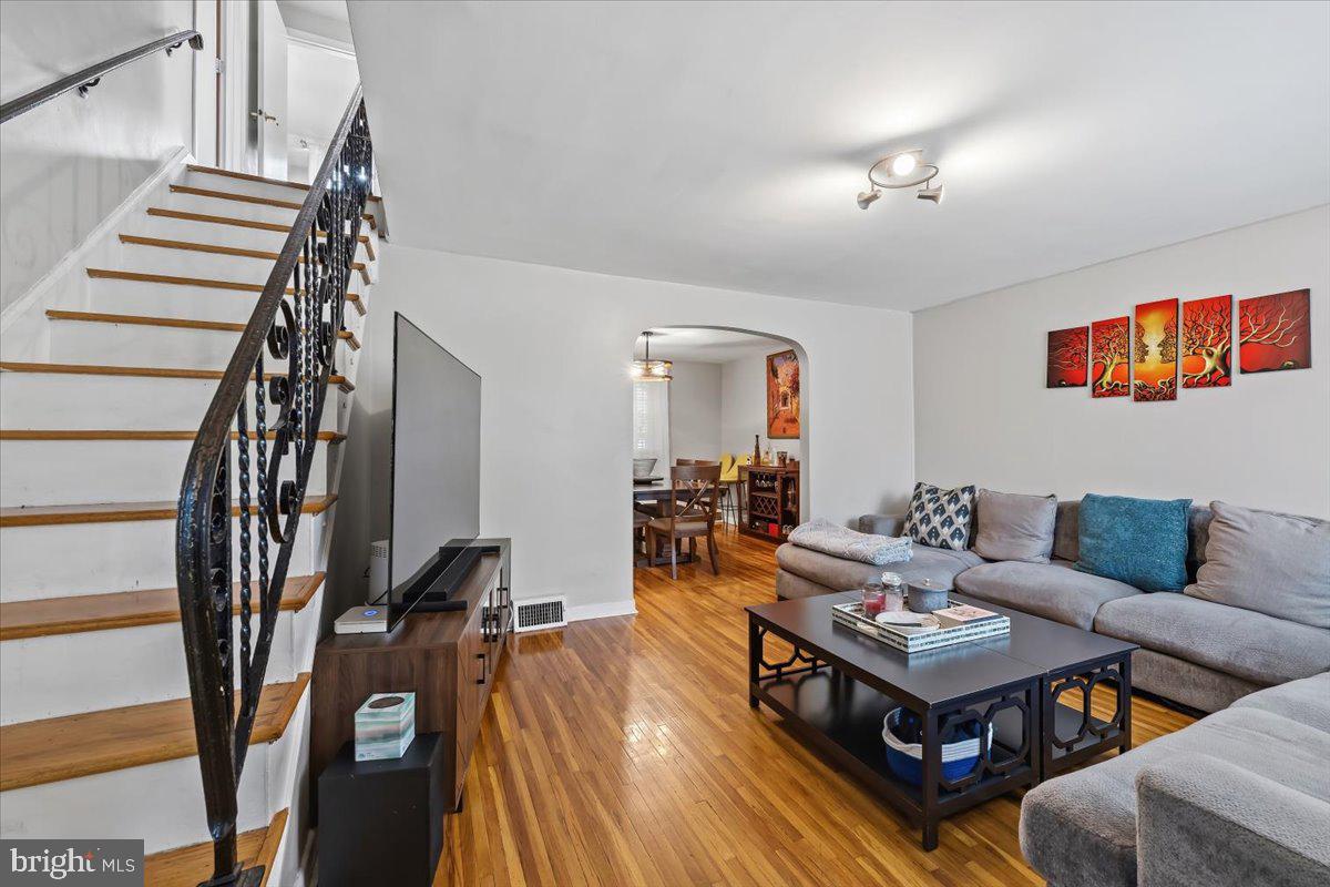 914 Longshore Ave Property Photo 11