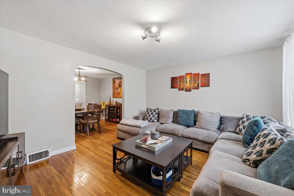914 Longshore Ave Property Photo 12