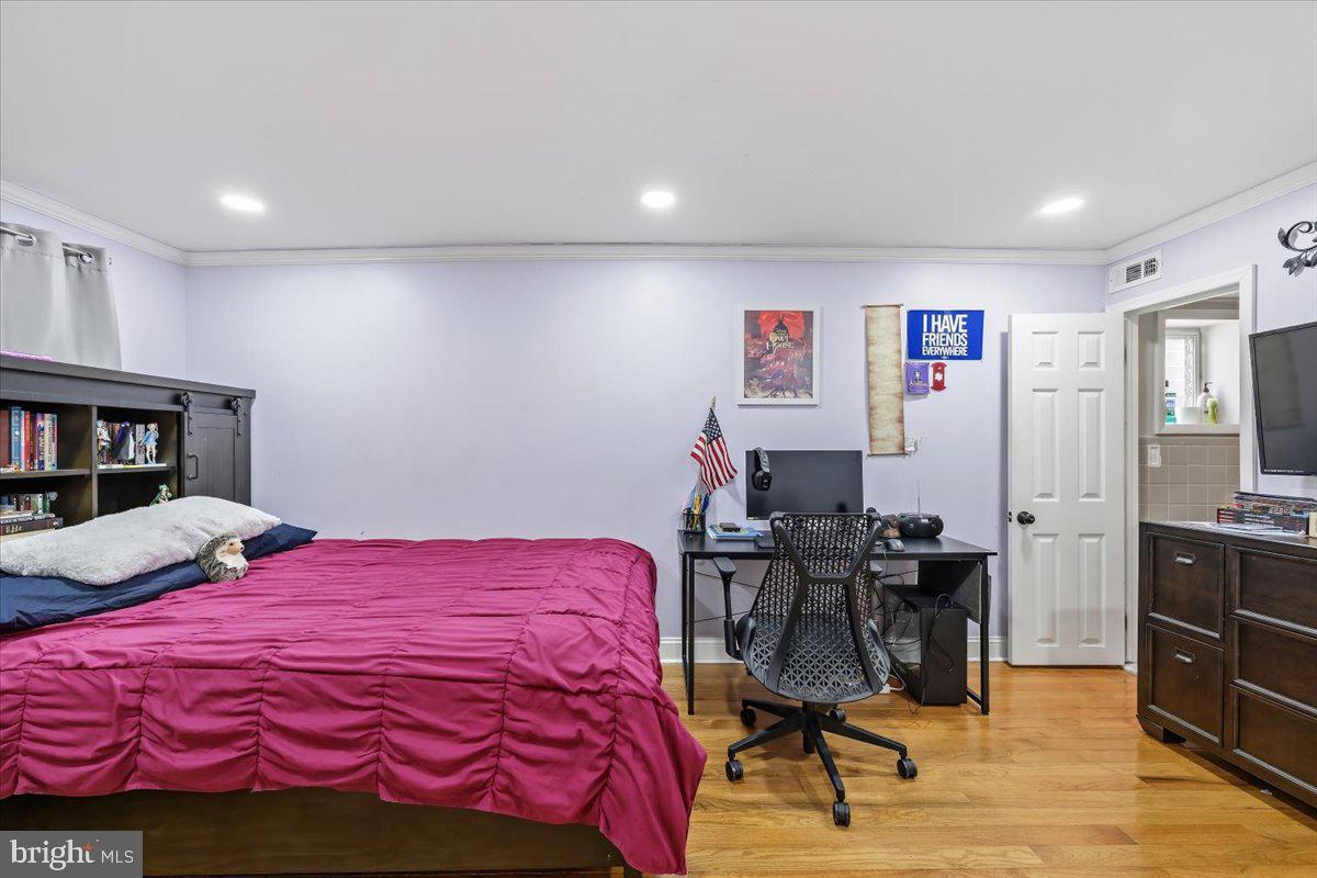 914 Longshore Ave Property Photo 18