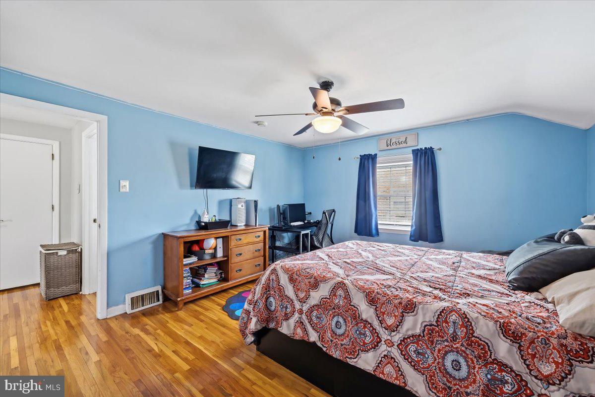 914 Longshore Ave Property Photo 22