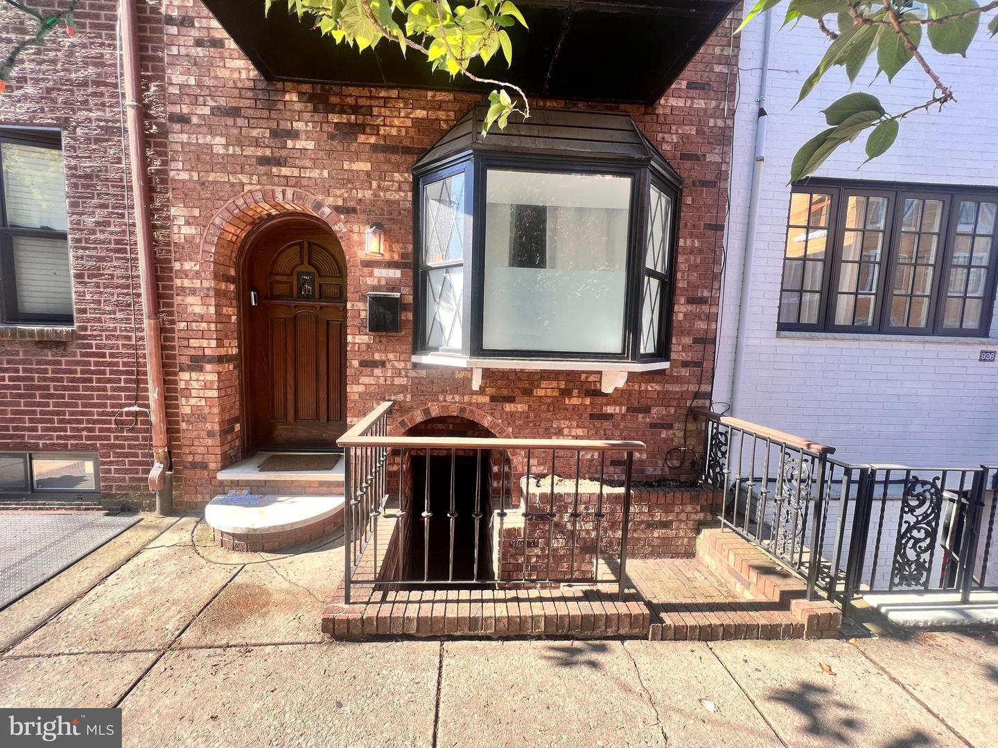924 Catharine St Property Photo 2