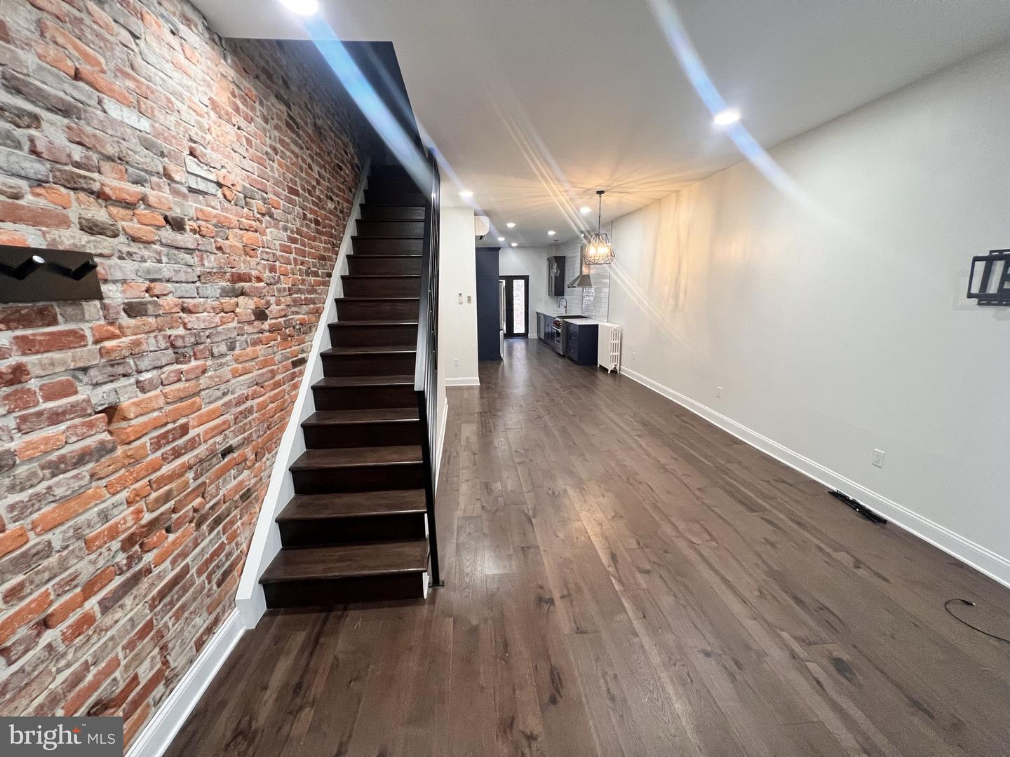 924 Catharine St Property Photo 3