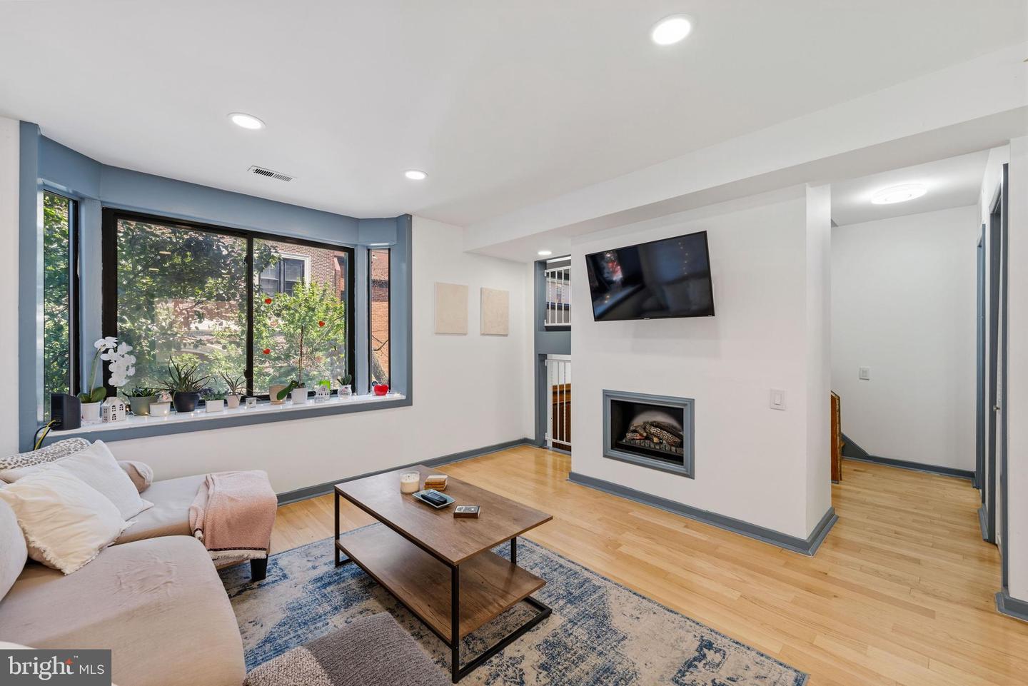 830 Lombard St #a Property Photo 6