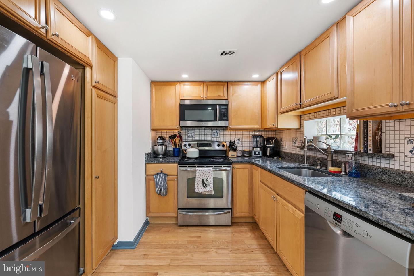 830 Lombard St #a Property Photo 9