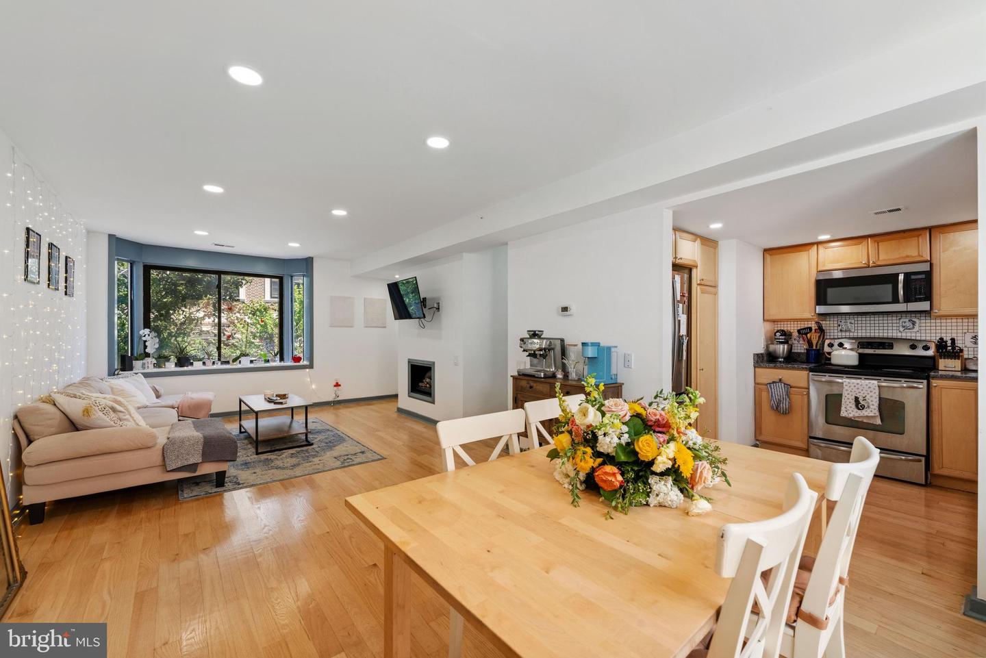 830 Lombard St #a Property Photo 10