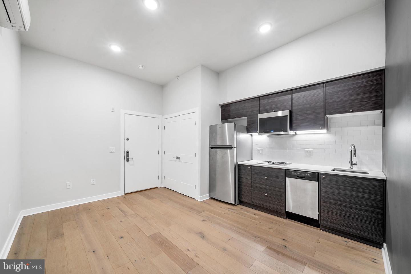 257 N 3rd St #1 Property Photo 6