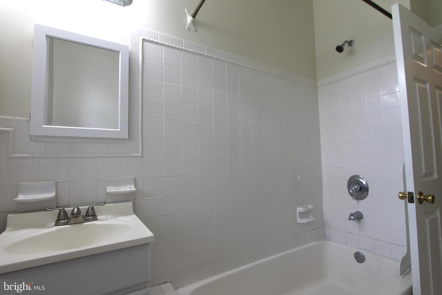13-15 E Upsal St #b5 Property Photo 9