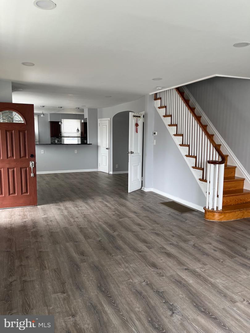 850 Longshore Ave Property Photo 3