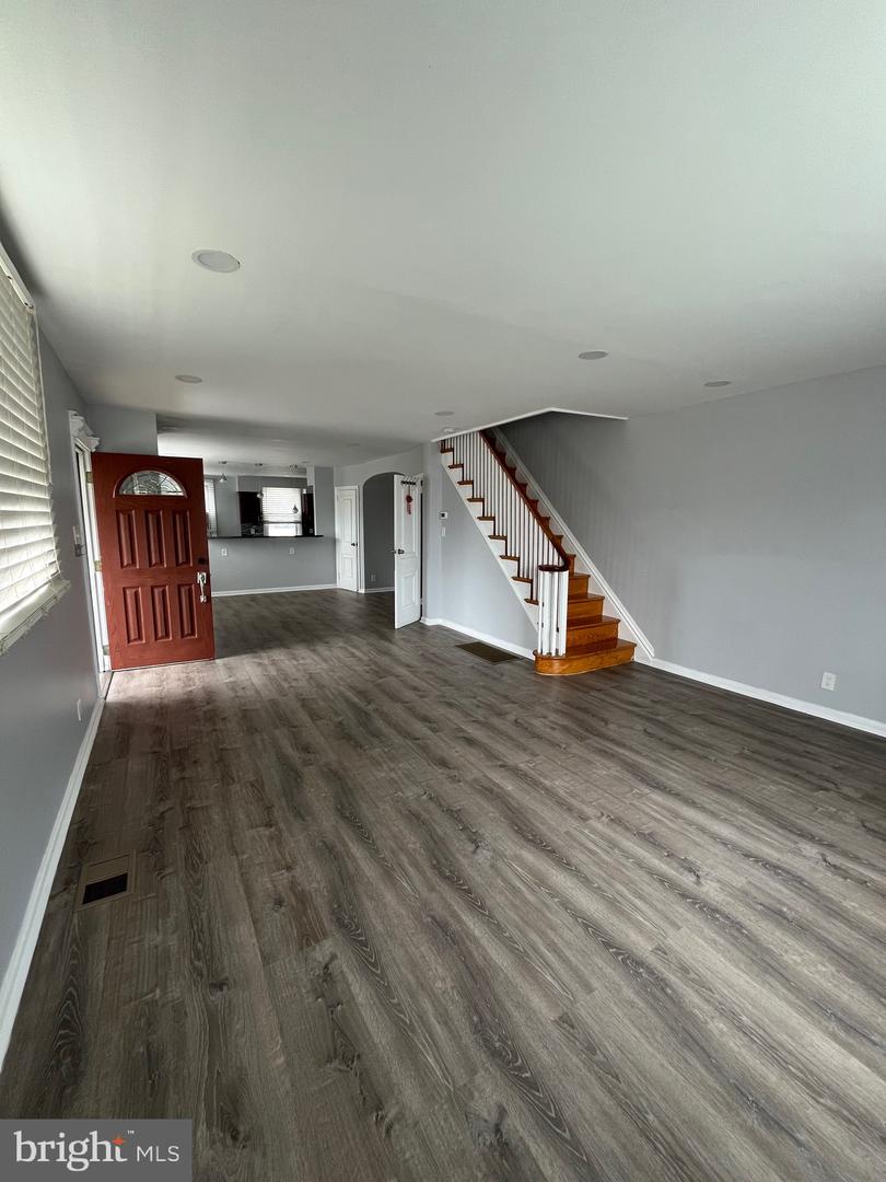 850 Longshore Ave Property Photo 4