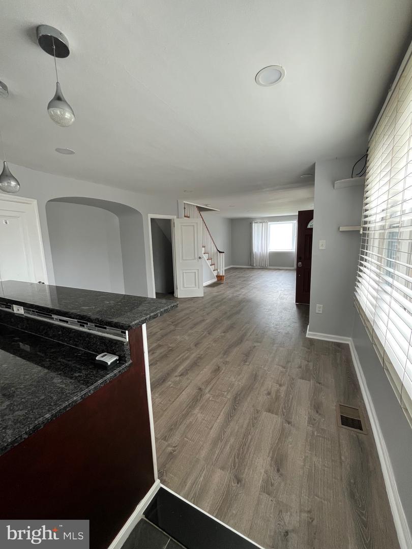 850 Longshore Ave Property Photo 5