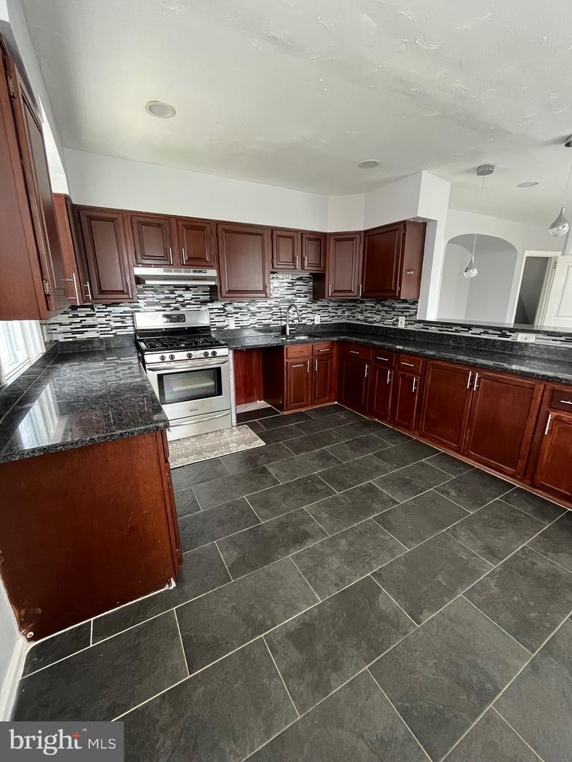 850 Longshore Ave Property Photo 6