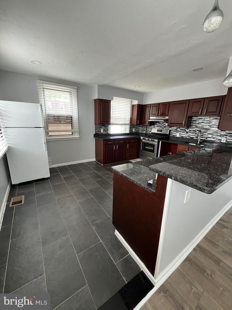 850 Longshore Ave Property Photo 7