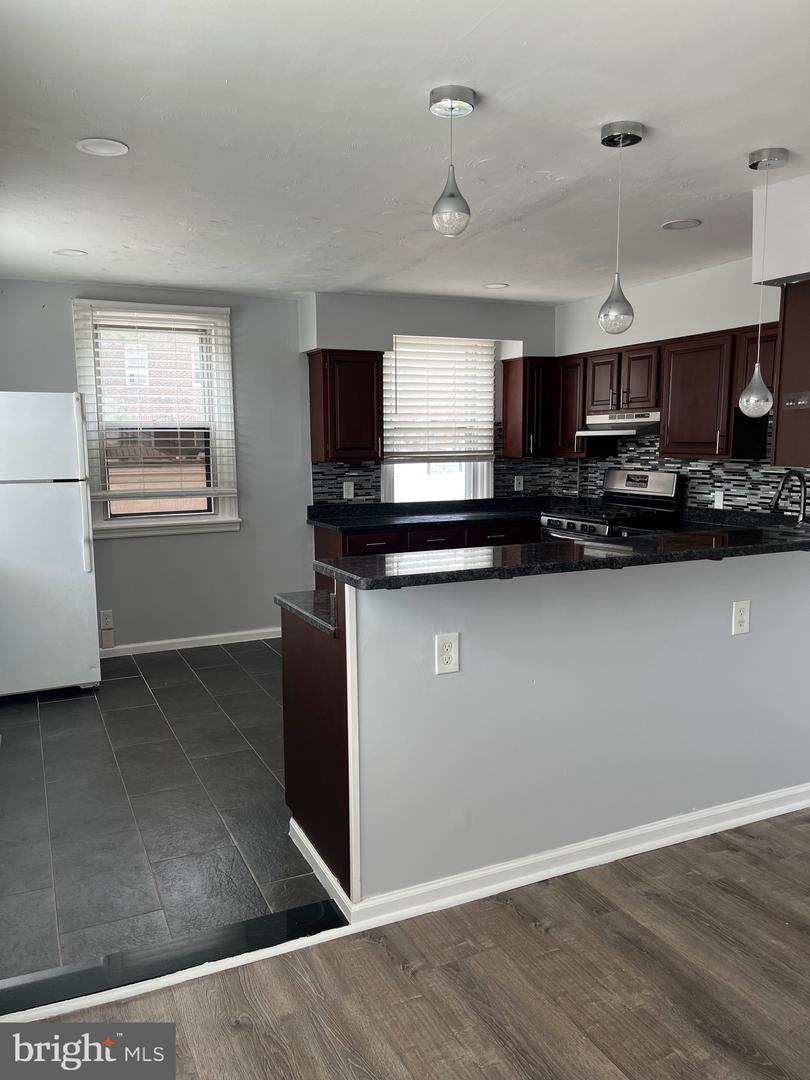 850 Longshore Ave Property Photo 8