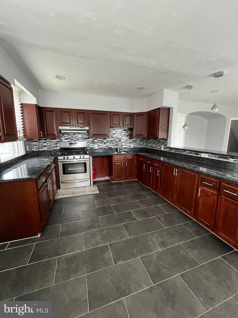 850 Longshore Ave Property Photo 9