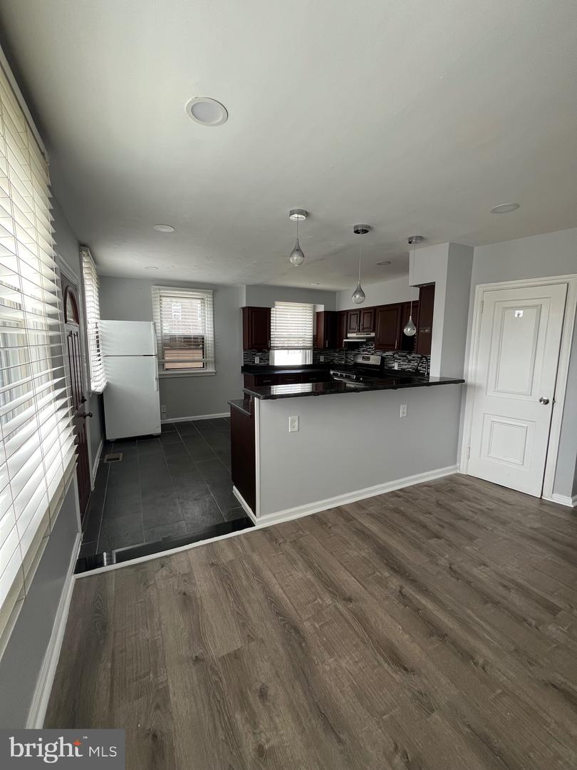 850 Longshore Ave Property Photo 10