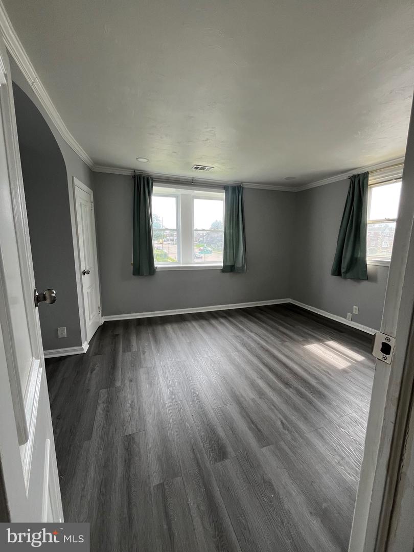 850 Longshore Ave Property Photo 11