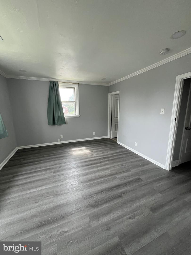 850 Longshore Ave Property Photo 12