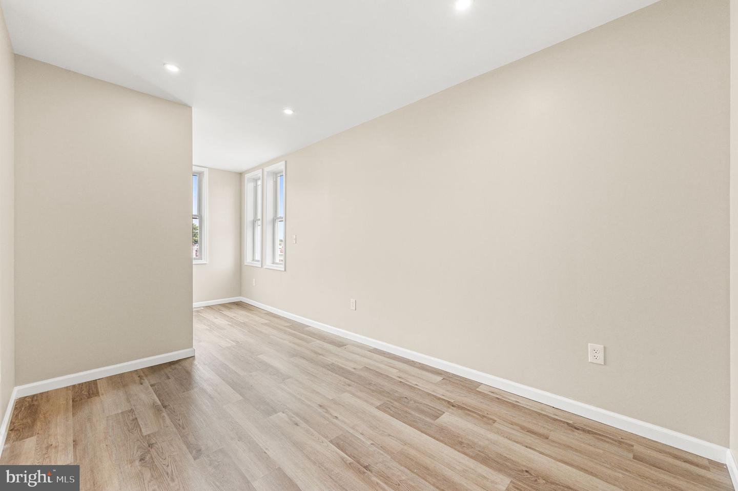 301 W Ruscomb St Property Photo 8