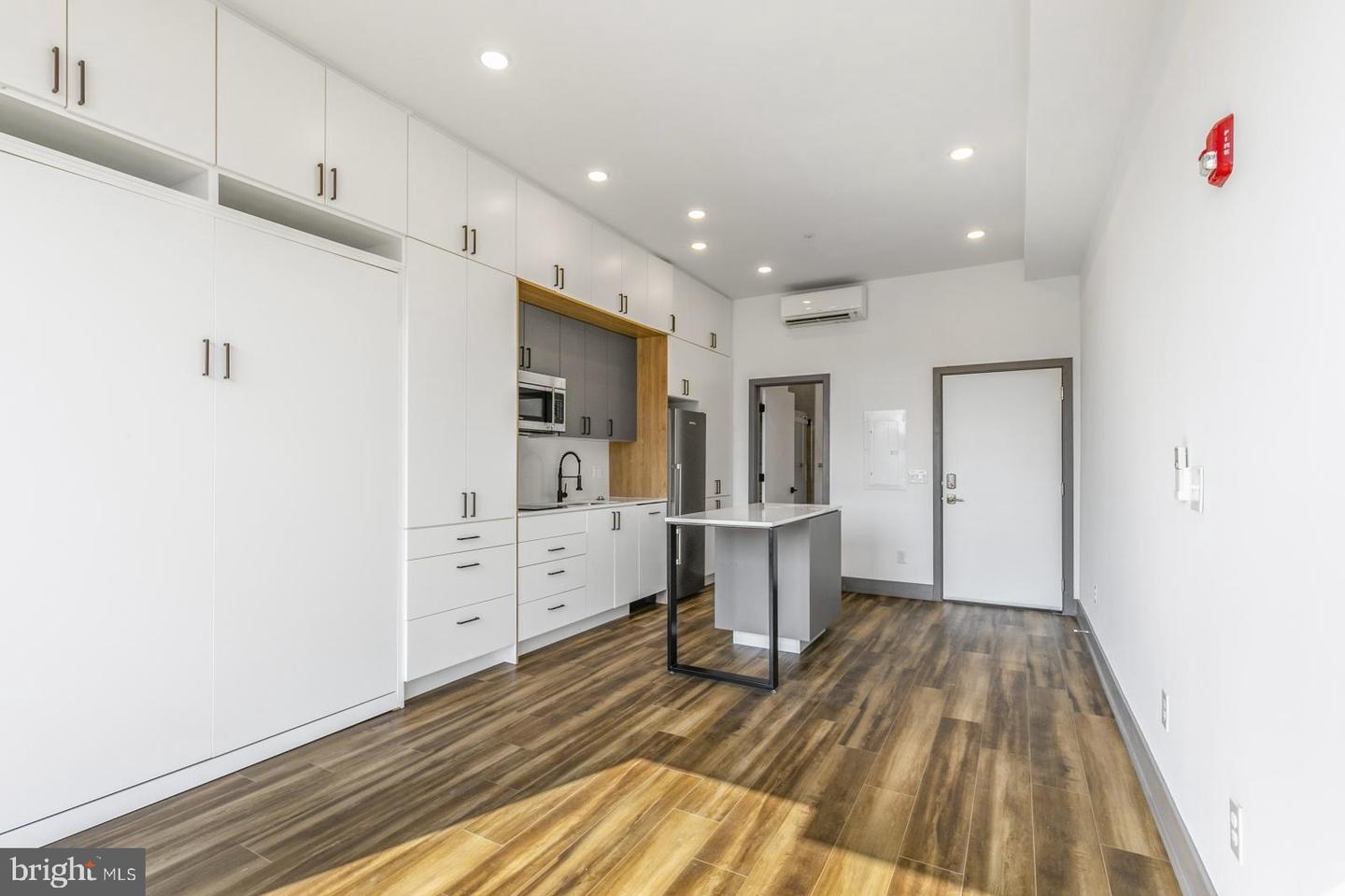 1935 E Hazzard St #301 Property Photo 4