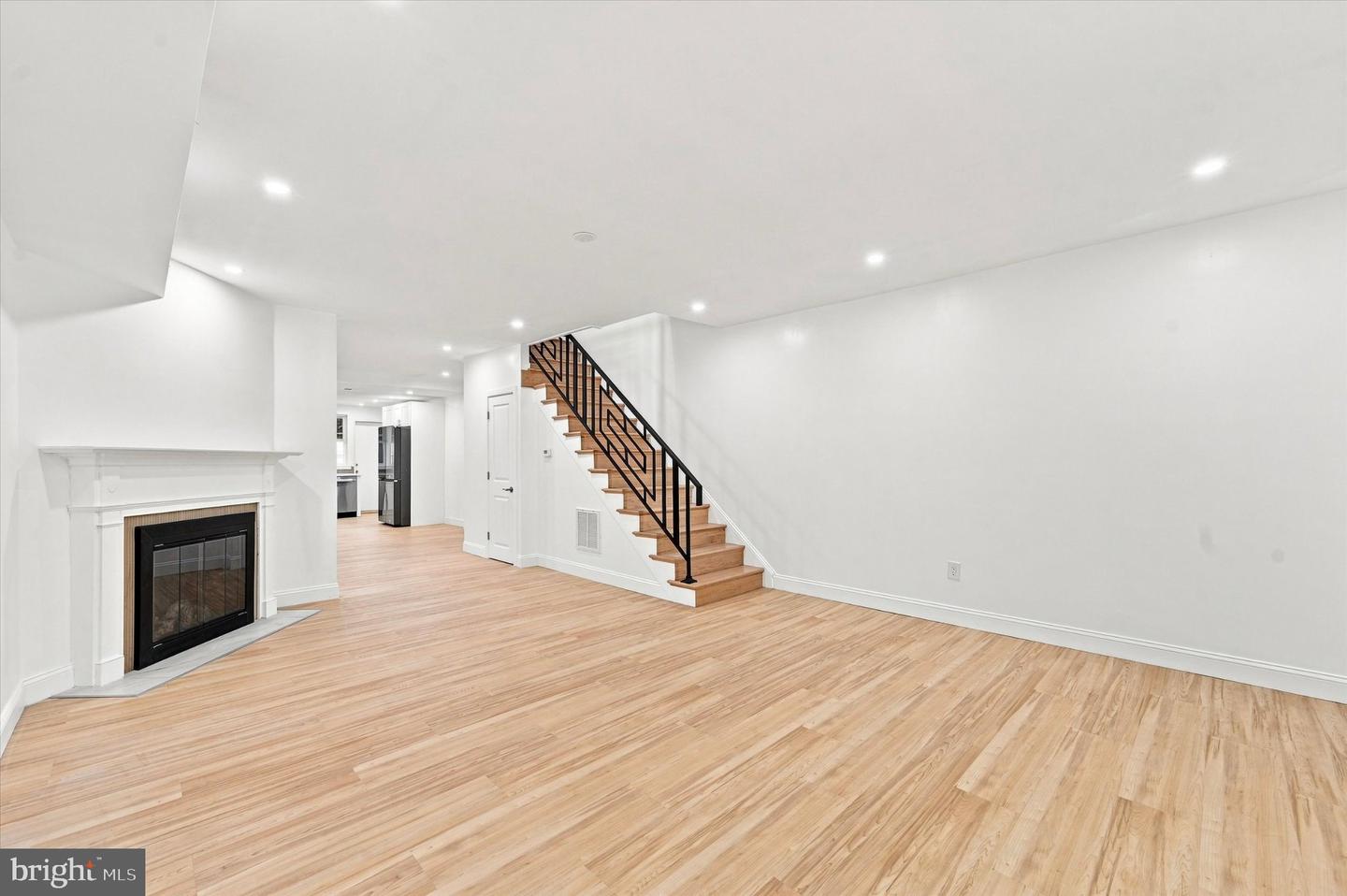 5726 W Jefferson St Property Photo 5