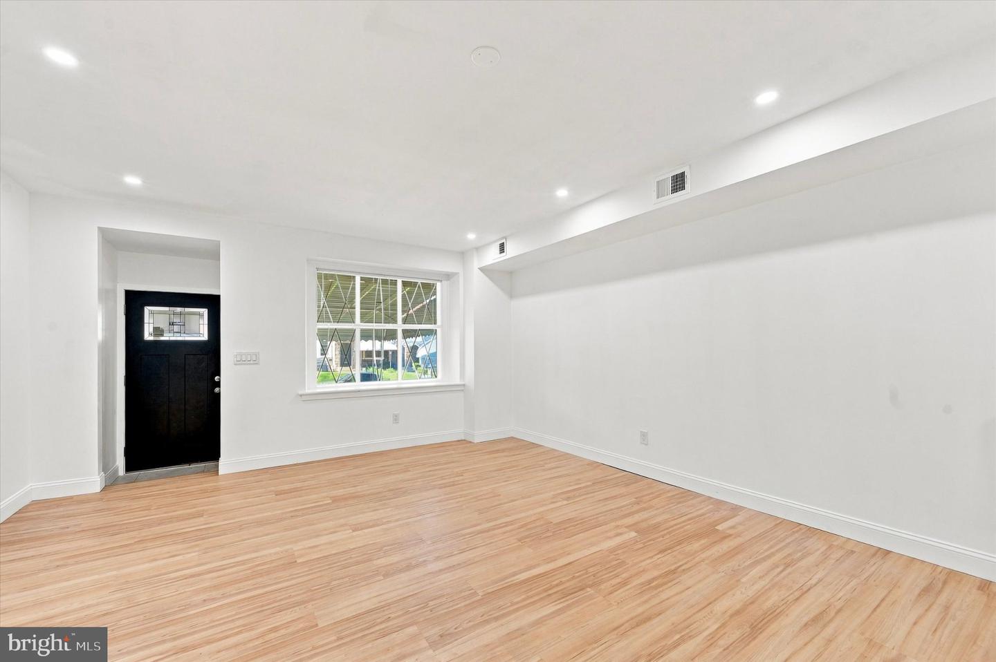 5726 W Jefferson St Property Photo 7