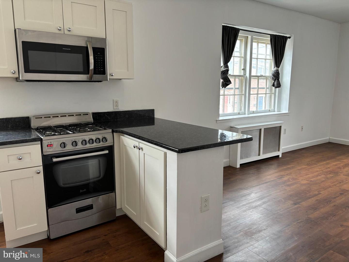 676 Perth Pl ##b Property Photo 3