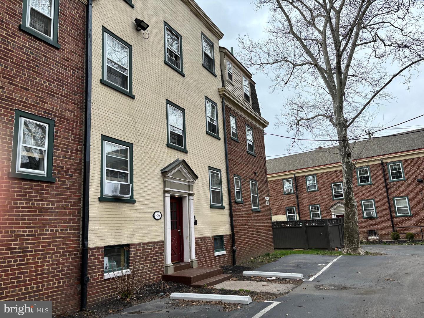 676 Perth Pl ##b Property Photo 20