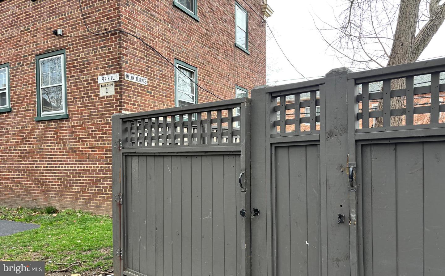 676 Perth Pl ##b Property Photo 24