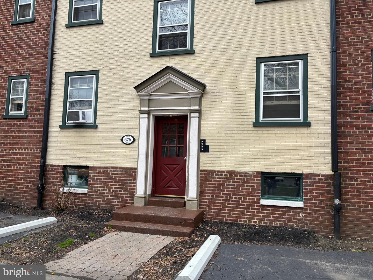676 Perth Pl ##b Property Photo 42