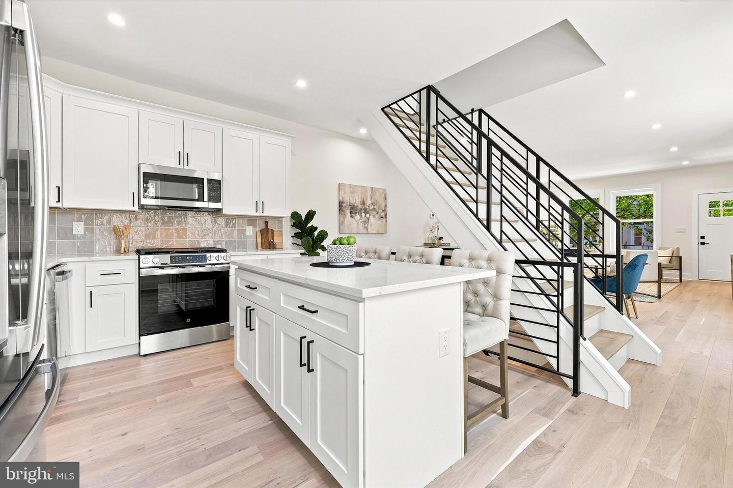 404 LEVERINGTON AVE Property Photo 1