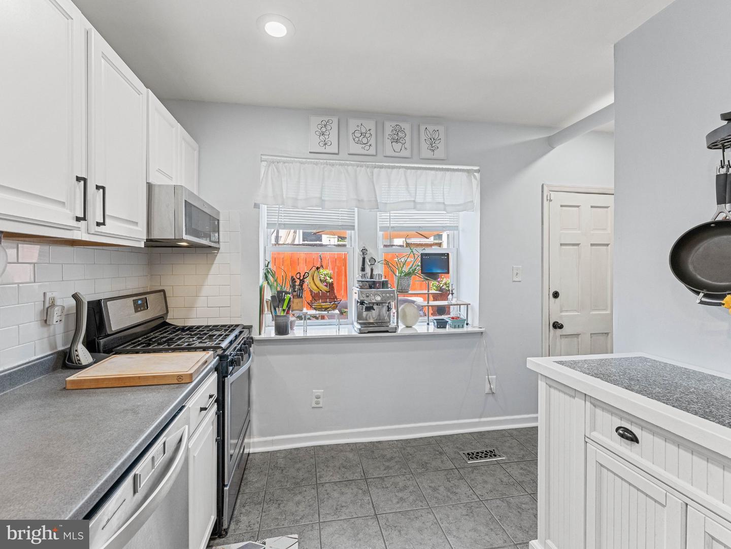 1623 Latona St Property Photo 8