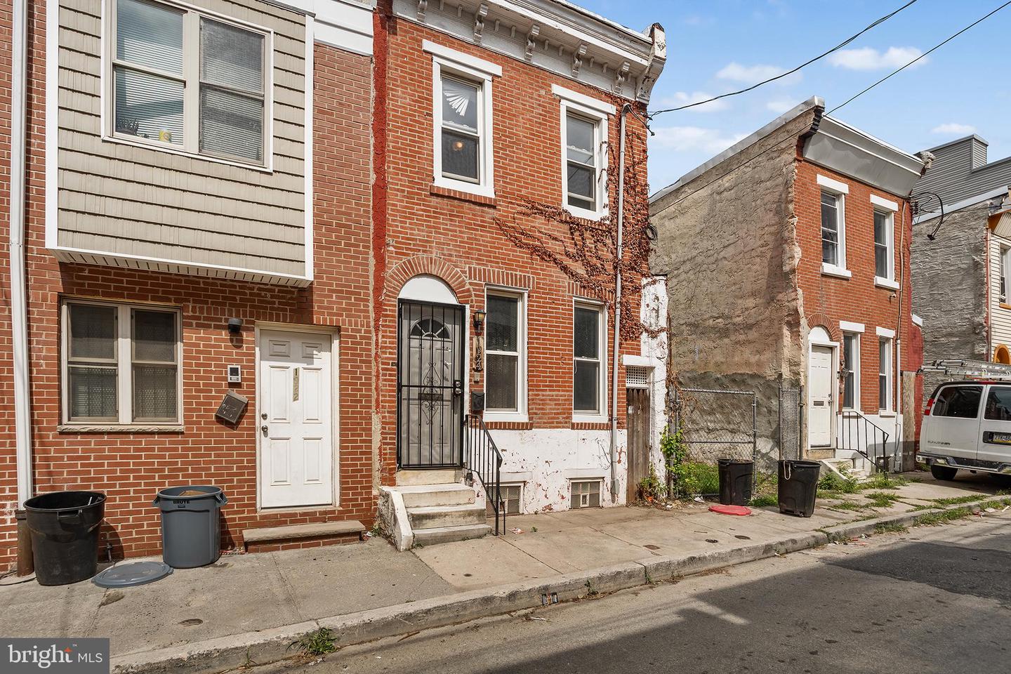 1924 N Darien St Property Photo 1