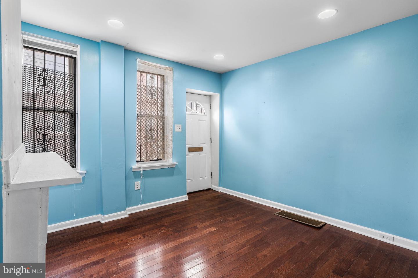 1924 N Darien St Property Photo 4