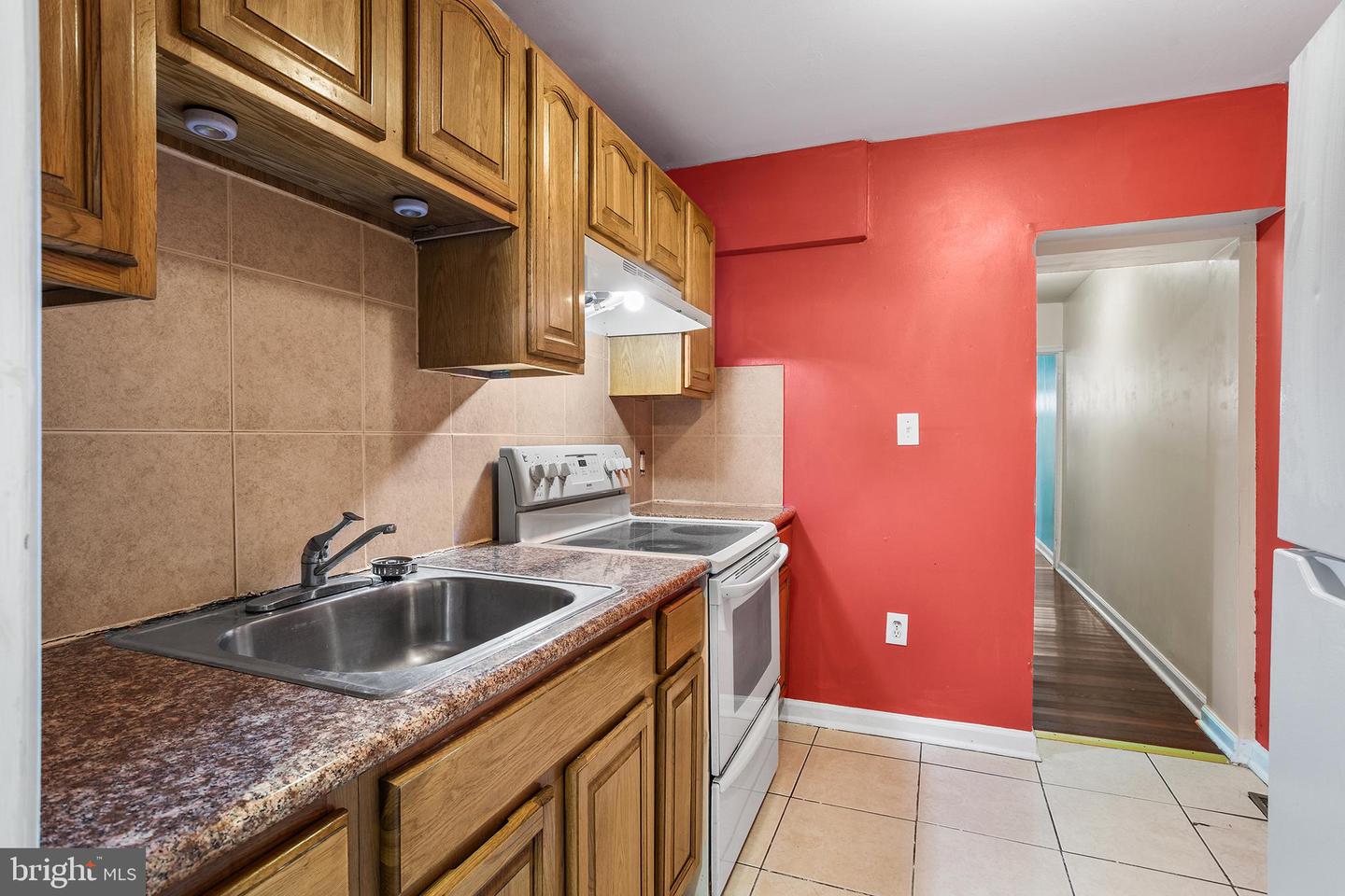 1924 N Darien St Property Photo 6