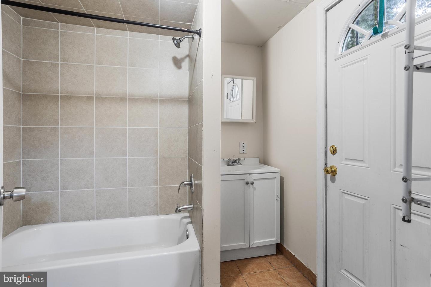 1924 N Darien St Property Photo 8