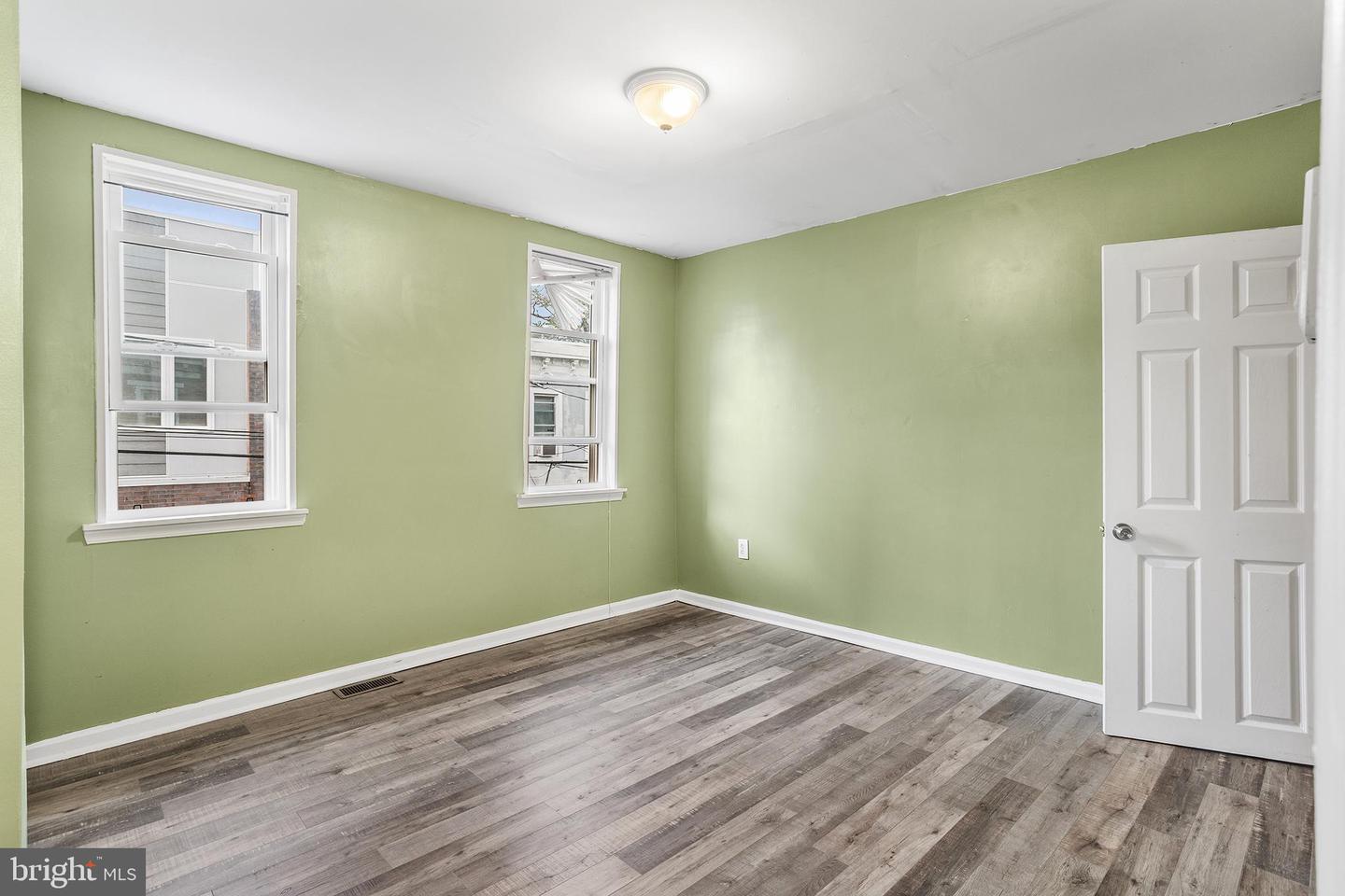 1924 N Darien St Property Photo 12
