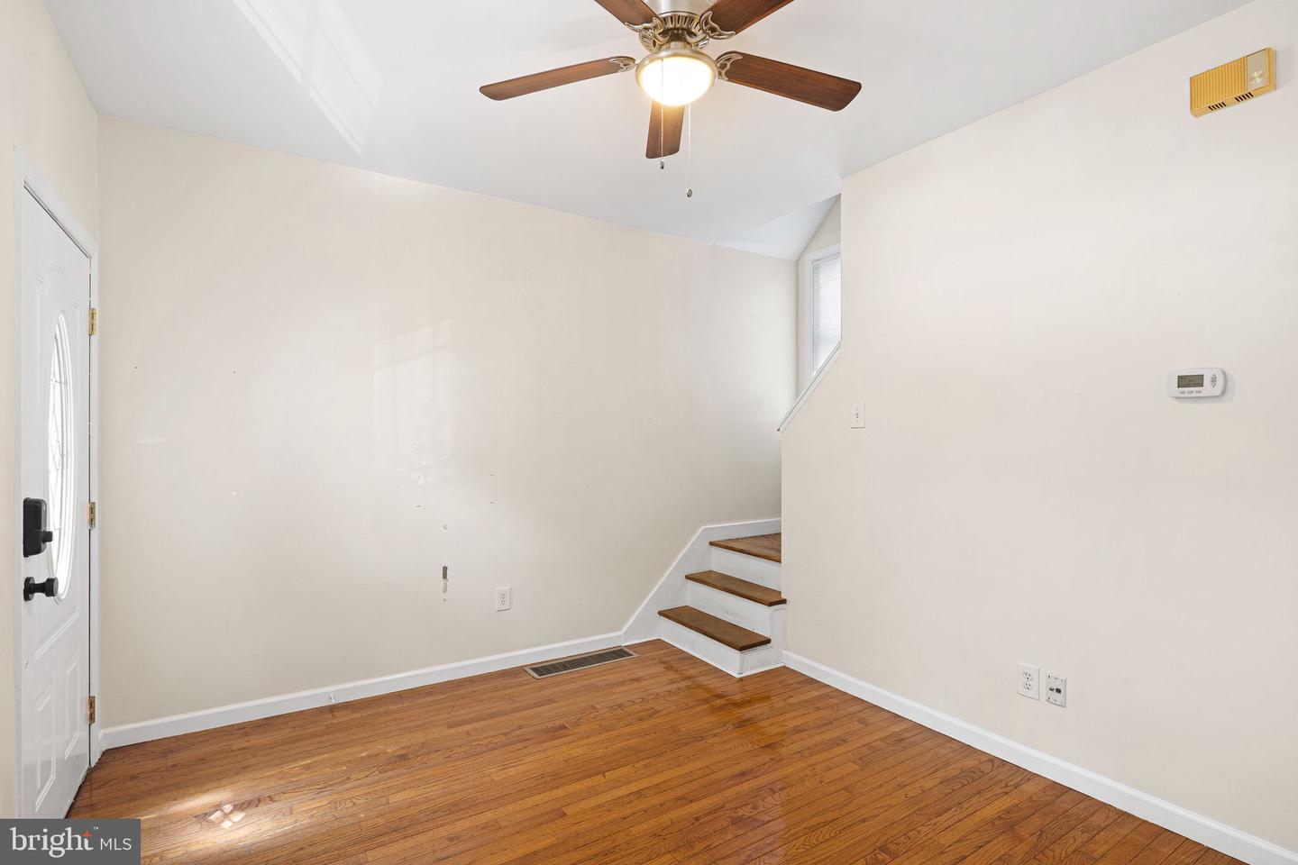 439 W George St Property Photo 3