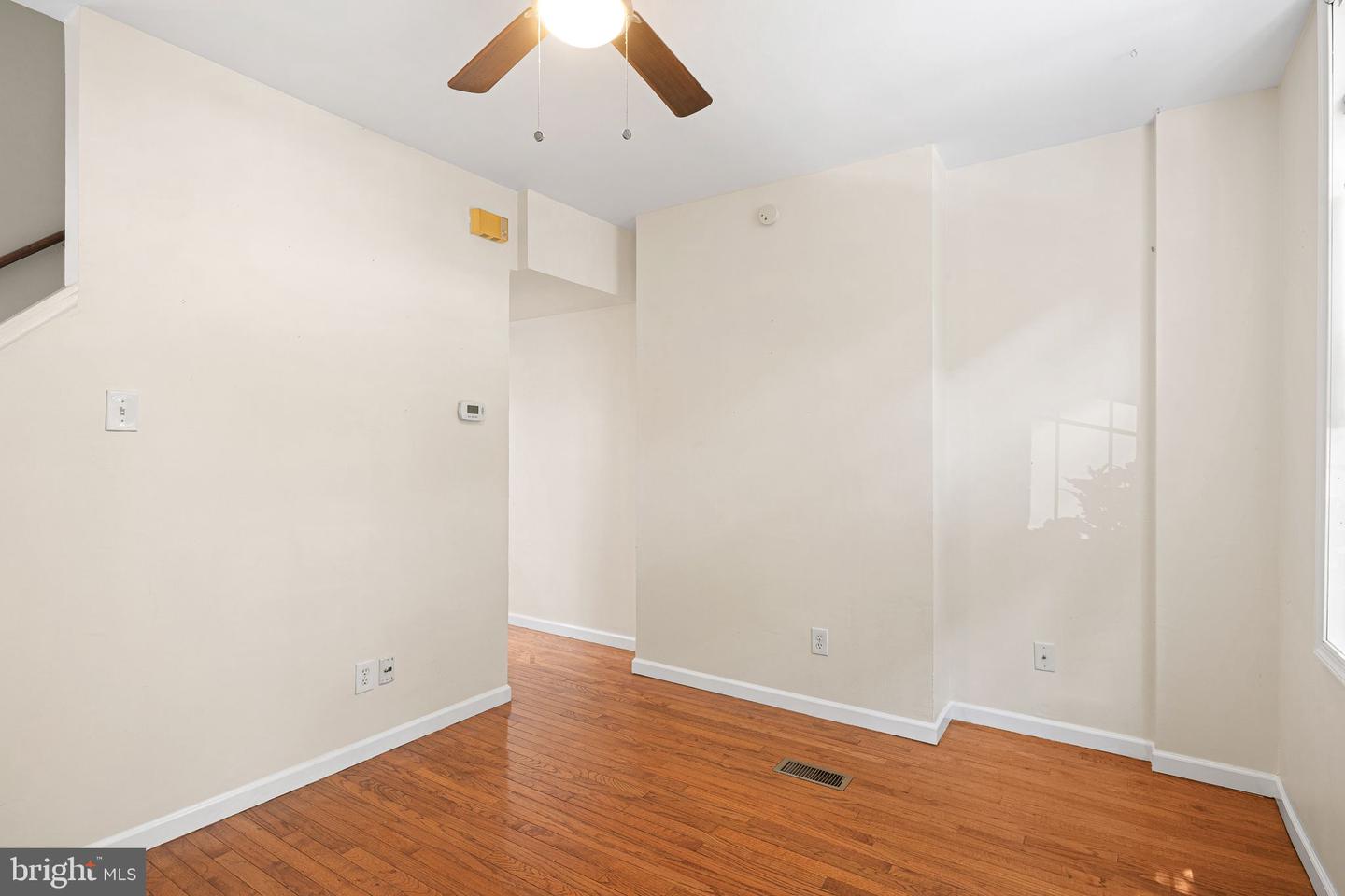 439 W George St Property Photo 4