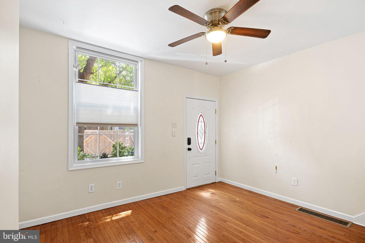 439 W George St Property Photo 5