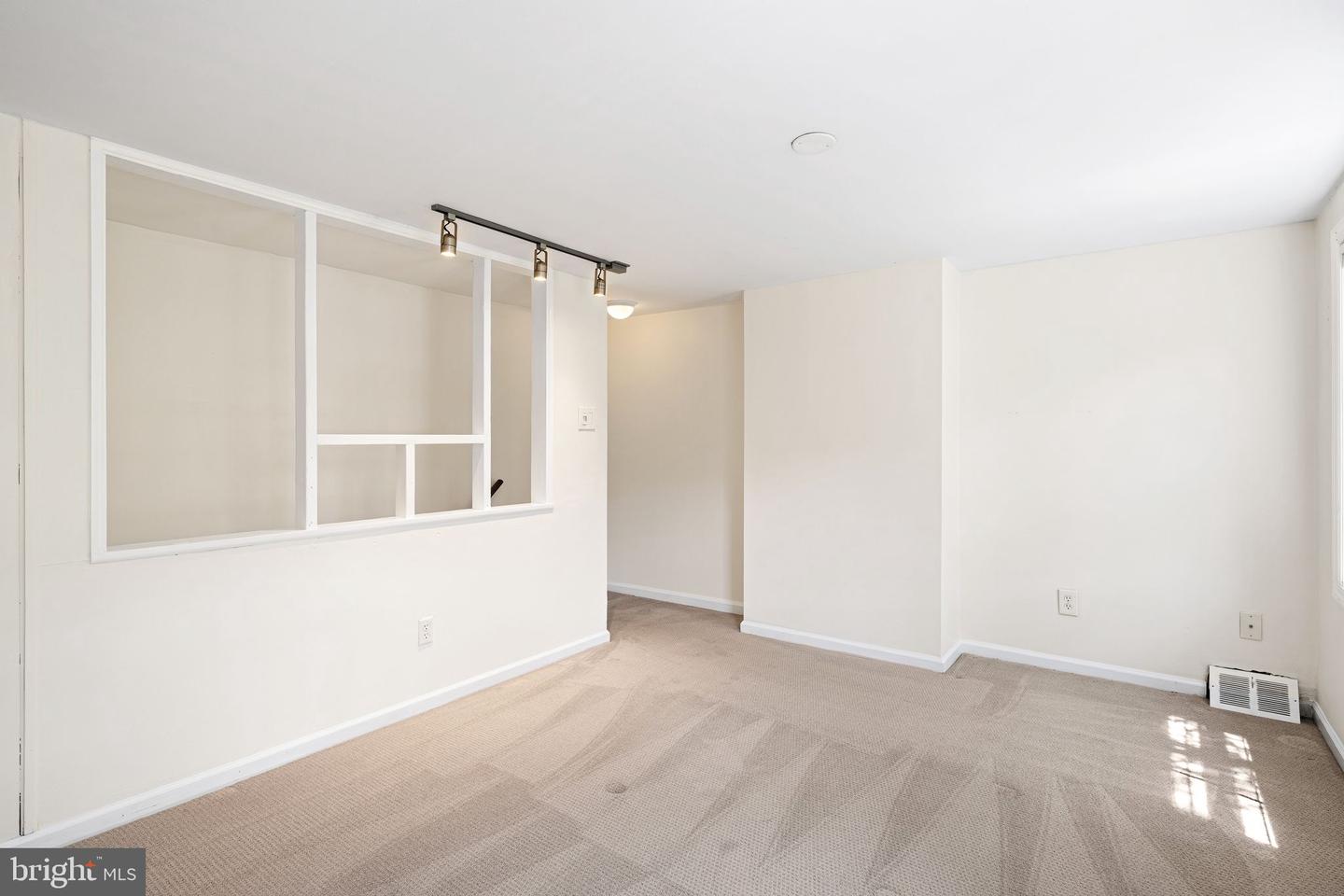 439 W George St Property Photo 10