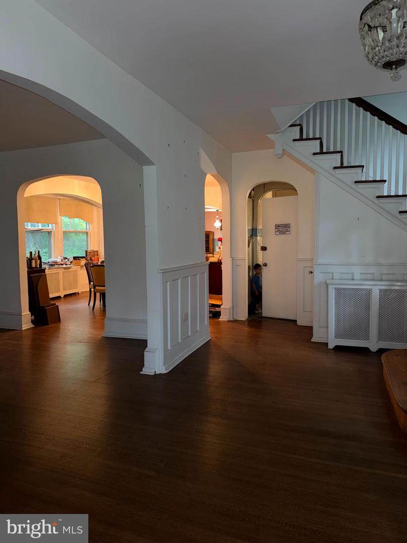 6672 Lincoln Dr Property Photo 6